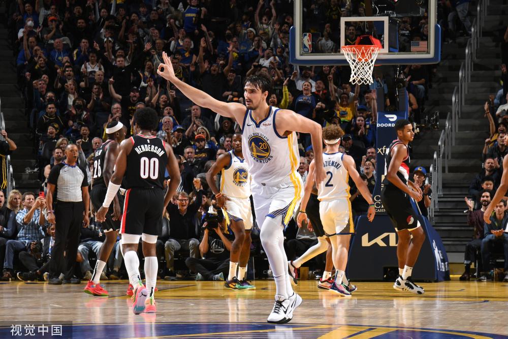 场上场下的 场上场下的